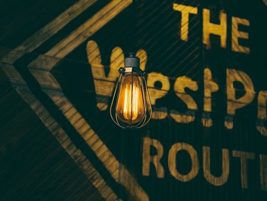 Lampy industrialne – do jakich pomieszczeń się nadają?