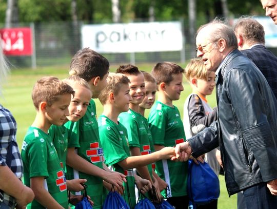 Lechia zaprezentowała puchar za udział w krajowym etapie  turnieju "Z Podwórka na Stadion"