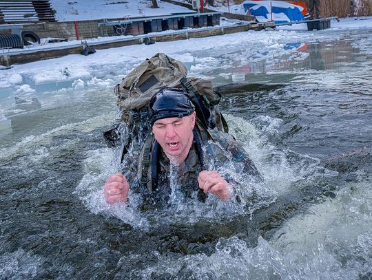 Lodowata lekcja przetrwania. Żołnierze 7 BKPow szkolili się z WOPR w Piotrkowie Trybunalskim