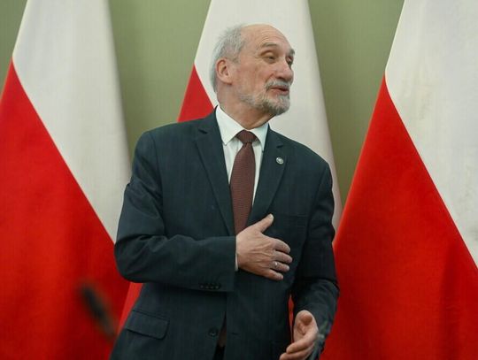 Macierewicz: moim zdaniem samochód stał kiedy rozmawiałem przez telefon