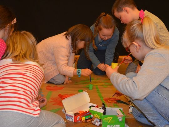 „Malowanie na kolanie” w MCK