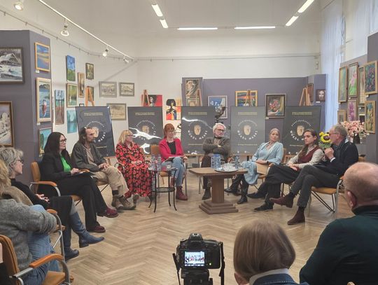 Maski, które mówią więcej niż twarz. Dyskusja w tomaszowskim muzeum