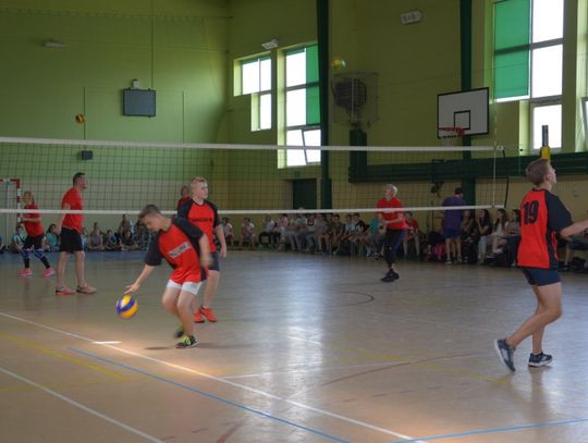 Mecz siatkówki o Puchar Mistrzów: nauczyciele kontra uczniowie