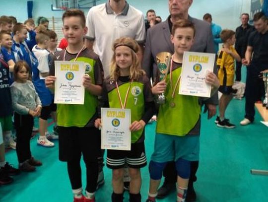 Medale Ligi Wojewódzkiej dla minisiatkarzy z Tomaszowa Mazowieckiego.