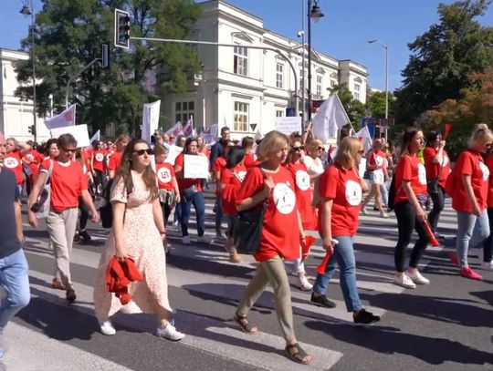 Medycy połączyli siły z prawnikami. Miasteczko w centrum Warszawy od teraz biało - czerwone