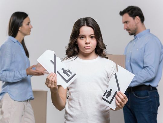 Międzynarodowy Dzień Praw Dziecka. Świat na niebiesko, dzieci na pierwszym planie