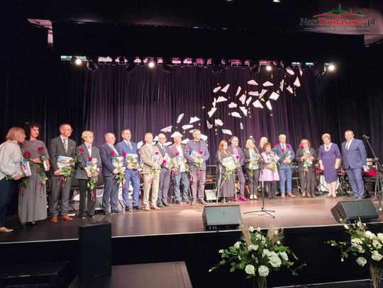 Miejsko-powiatowa gala dla nauczycieli w Tomaszowie. Wręczono medale, nagrody i podziękowania