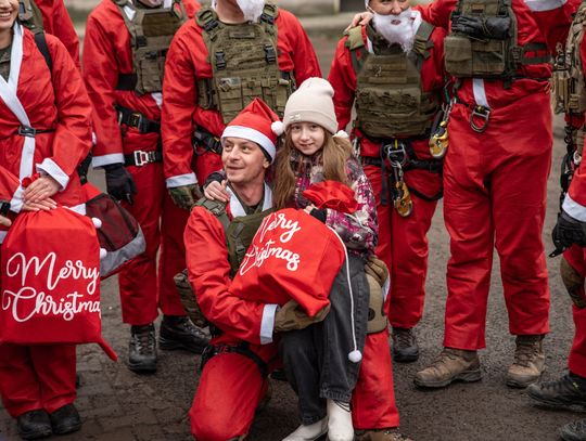 „Mikołaj na dachu” – kiedy magia świąt zjeżdża na linach prosto do szpitalnego okna „Mikołaj na dachu” – kiedy magia świąt zjeżdża na linach prosto do szpitalnego okna