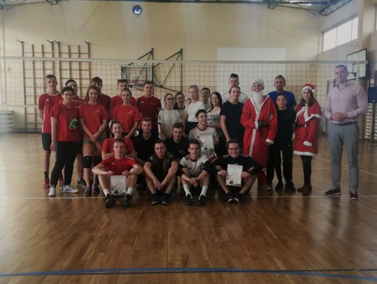 Mikołajkowy Turniej Piłki Siatkowej w ZSP 8