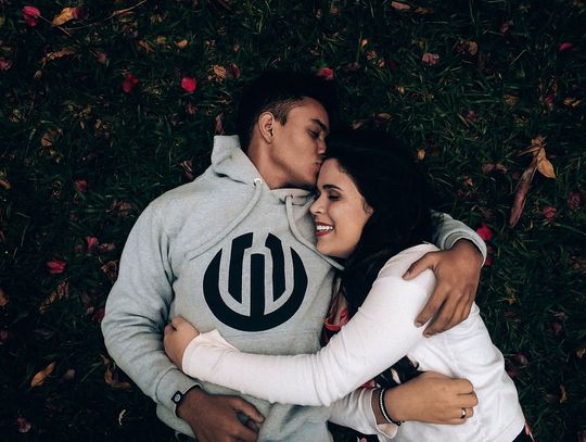 Miłość w czasach internetu – szczęście na klik czy złudzenie na swipe?