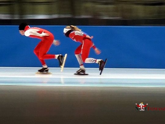 Młodzi adepci łyżwiarstwa w Arenie Lodowej