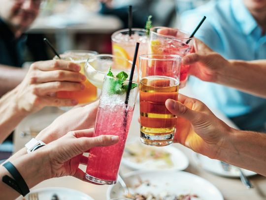 Młodzi Polacy nie wylewają za kołnierz. Jedynie mniej niż co piąty badany wcale nie pije alkoholu
