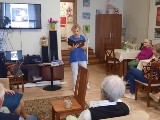„Mury” zrobione ze słów. Biblioterapia w DDP I przy ul. Św. Antoniego – jak literatura aktywizuje seniorów