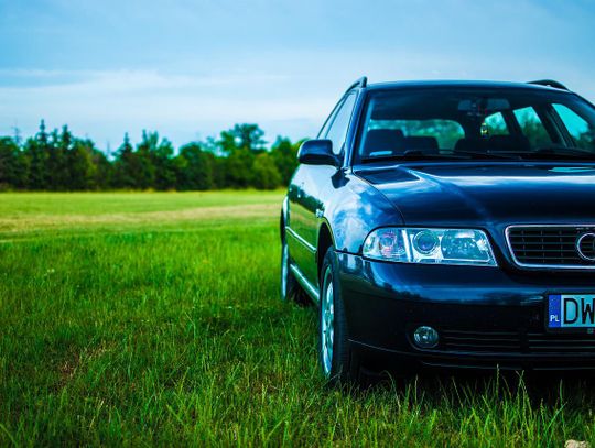 Na rynku nie ma nowych samochodów, a ceny używanych rosną. Auto z drugiej ręki jest też coraz trudniej kupić