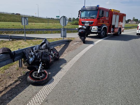 Na szczęście tym razem bez ofiar. Niebezzpieczny wypadek motocyklisty