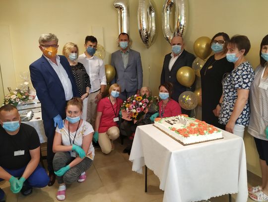 Najlepsze życzenia dla stulatki od władz powiatu tomaszowskiego