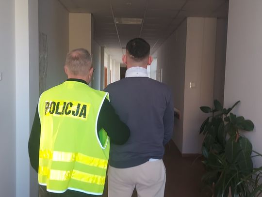 Nalot kryminalnych w Tomaszowie. 38-latek wpadł z prawie 50 gramami marihuany