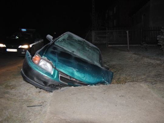 Nie dostosował prędkości, wylądował w rowie