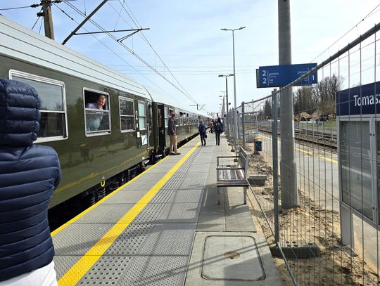 „Nieśpieszny” wtoczył się do Tomaszowa. Podróż, która pachnie oranżadą i smalcem „Nieśpieszny” wtoczył się do Tomaszowa. Podróż, która pachnie oranżadą i smalcem