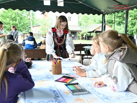 Nitką pisane wspomnienia. Makatki wróciły do życia w Skansenie Rzeki Pilicy