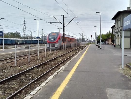 Nowe przystanki na drodze do Łodzi. Rozkład jazdy wciąż nie dopasowany 