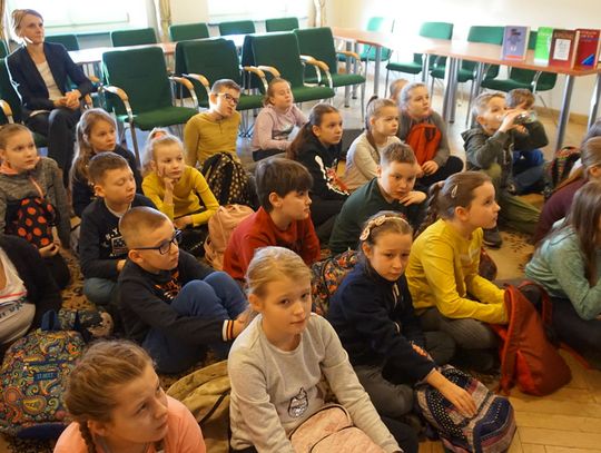 Odwiedzili w ferie bibliotekę…