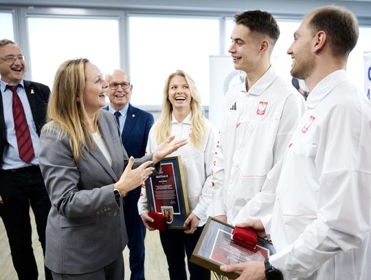 Olimpijczycy z Tomaszowa nagrodzeni przez województwo. Spotkanie z panczenistami na Arenie Lodowej Olimpijczycy z Tomaszowa nagrodzeni przez województwo. Spotkanie z panczenistami na Arenie Lodowej