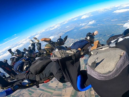 OSAS podnosi poprzeczkę. 26 żołnierzy po kursie AFF – 960 skoków, 64 wyloty, 4 km nad ziemią