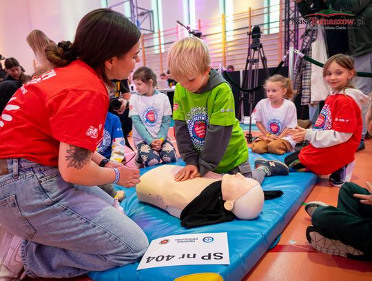 Osiemnaście fantomów i dzieci, które uczą się ratować życie. Glinnik dołączył do rekordowej akcji WOŚP