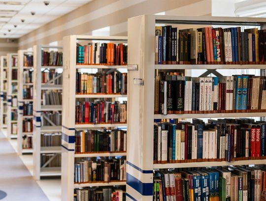 Osoby starsze mogą wypożyczyć książkę z biblioteki nie wychodząc z domu