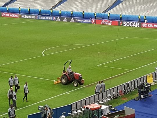 Pan Wiesław szykuje boisko na Finał!