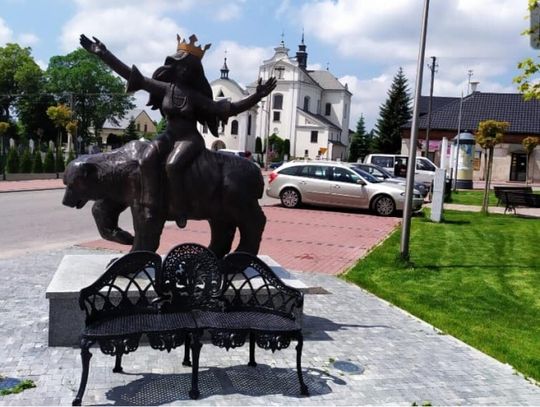 Panna usiądzie na niedźwiedziu