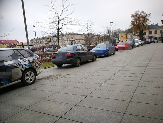 Parking czy deptak, czy tor wyścigowy?