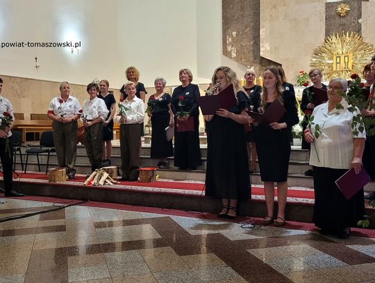 „Patriotyzm wyrażony w słowach i dźwiękach” – Tomaszów zaśpiewał pamięć