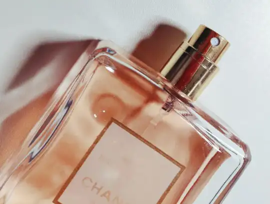 Perfumy inspirowane – dlaczego warto sięgnąć po alternatywy znanych marek?
