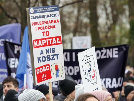 Pielęgniarki protestują przed kancelarią premiera; chcą prac nad projektem o wynagrodzeniach