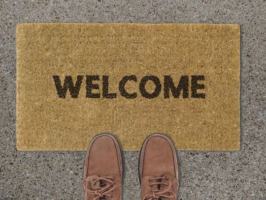 Pierwsze wrażenie buduje się tylko raz, czyli dlaczego Twoja firma potrzebuje wycieraczki z logo?