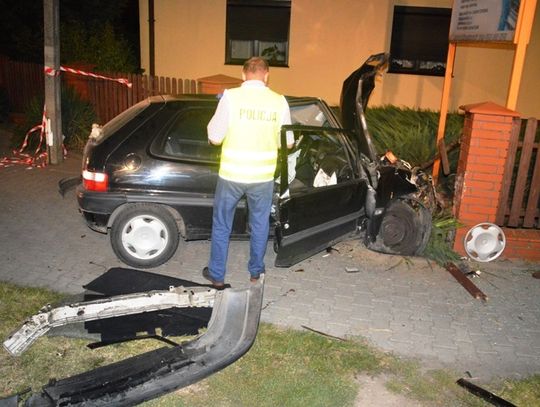 Pieszy zginął na miejscu. Kierowca w ciężkim stanie