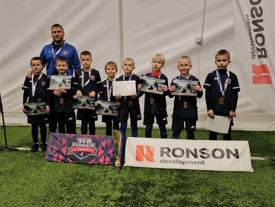 Pilica Tomaszow Mazowiecki rocznik 2018 z brązowym medalem w silnie obsadzonym turnieju w Książenicach. Pilica Tomaszow Mazowiecki rocznik 2018 z brązowym medalem w silnie obsadzonym turnieju w Książenicach.