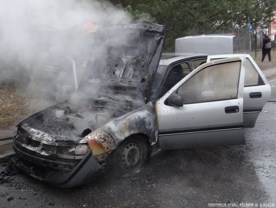 Płonący Opel w Niewiadowie