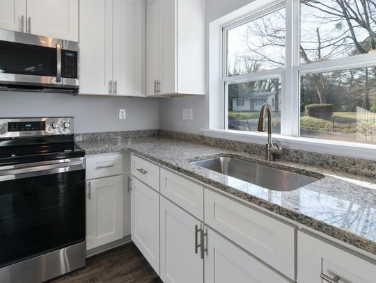 Płyty węglowe na stare płytki - szybki remont bez skuwania Płyty węglowe na stare płytki - szybki remont bez skuwania