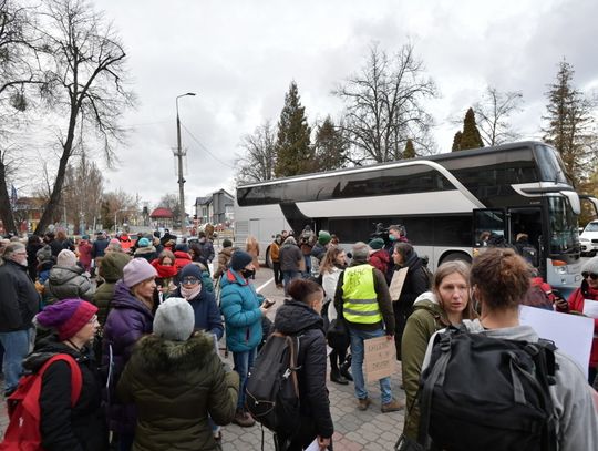 Podlaskie: protest "Matki na Granicę" przed siedzibą urzędu miejskiego w Hajnówce