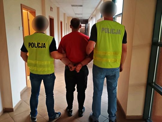Podpalił auto, w którym schronił się przed deszczem Podpalił auto, w którym schronił się przed deszczem
