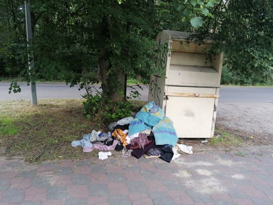 Pojemniki stoją, ale odzież nie jest odbierana