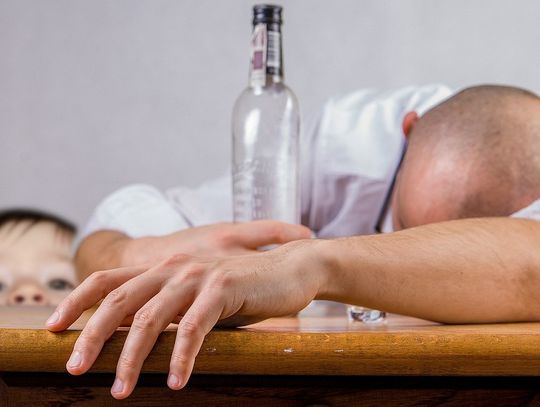 Polacy biorą coraz więcej L4 z powodu nadużywania alkoholu. Problem głównie dotyczy 40-latków