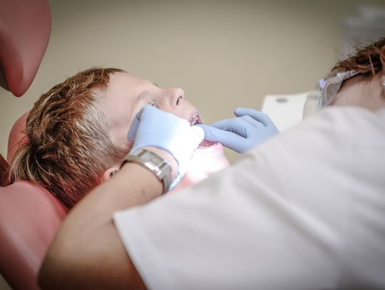 Polacy nie za bardzo mogą liczyć na państwowe leczenie zębów. W 2024 r. NFZ wyda niecałe 90 zł na pacjenta