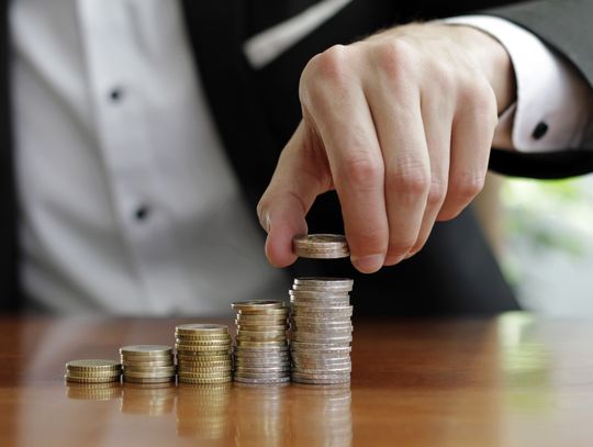 Polacy zarabiają coraz więcej… ale czy naprawdę są bogatsi?