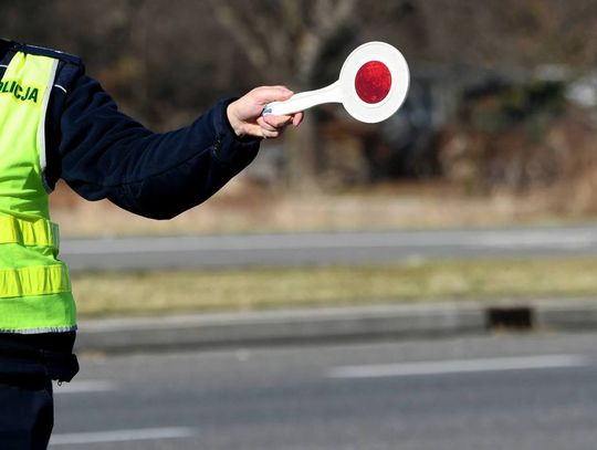 Policjanci kontrolują kierowców w ramach akcji "Znicz"; sprawdzają też maseczki