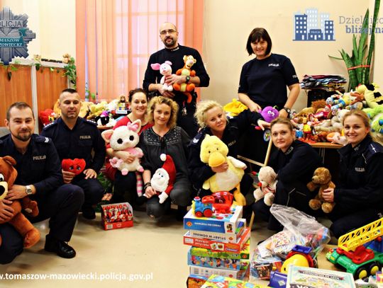 Policjanci podarowali dzieciom świąteczną radość