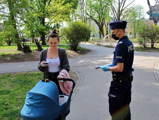 Policjanci rozdają maseczki